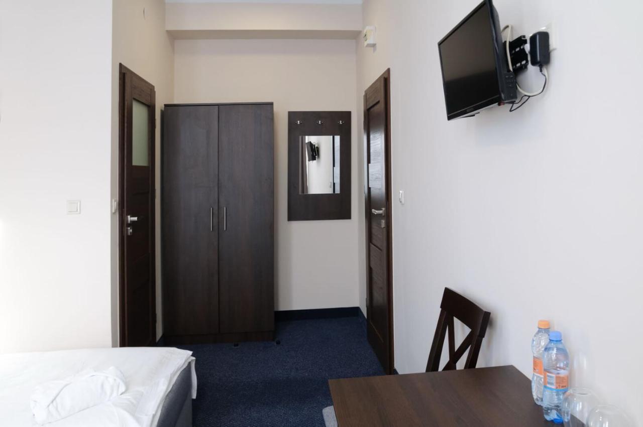 Baza Hotelowa Bobrowiecka 9 ワルシャワ エクステリア 写真