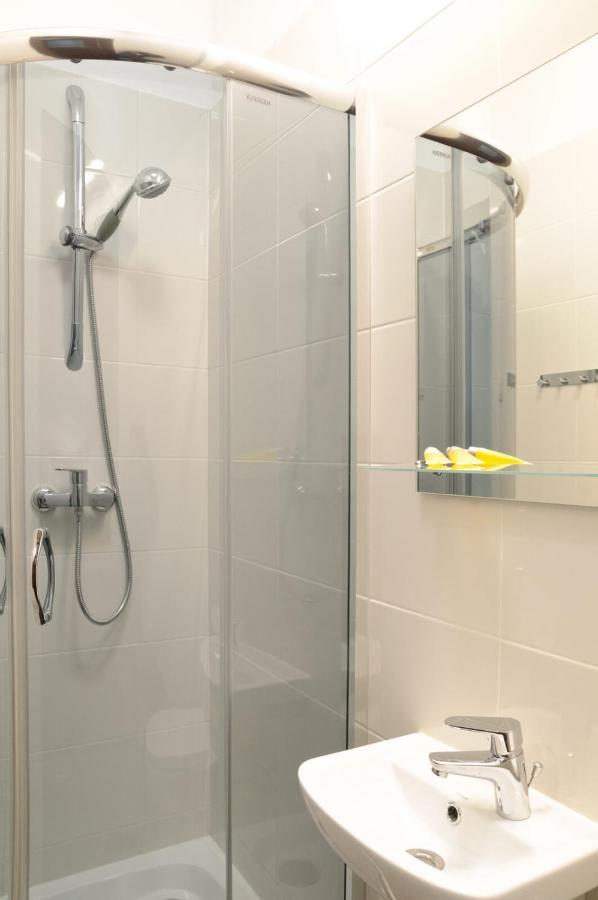 Baza Hotelowa Bobrowiecka 9 ワルシャワ エクステリア 写真