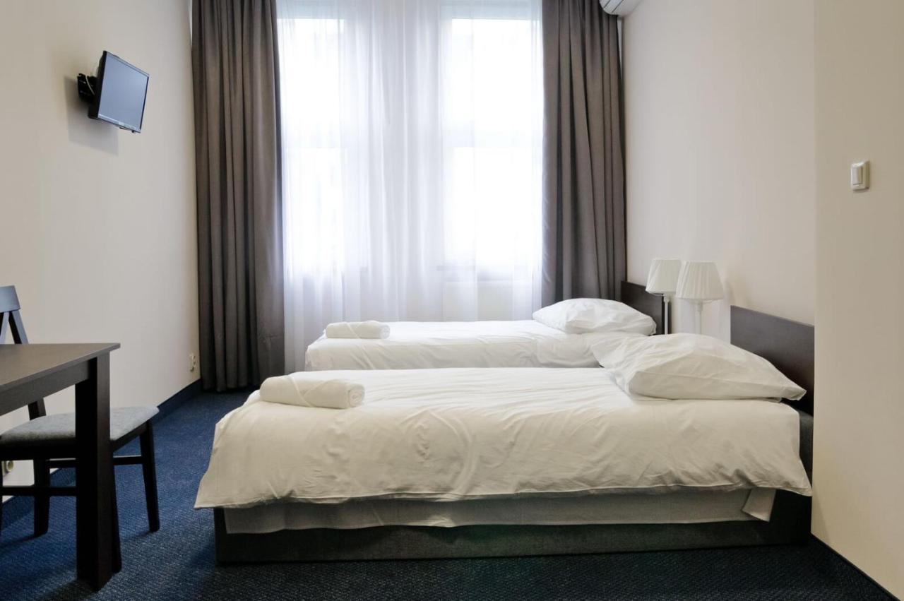 Baza Hotelowa Bobrowiecka 9 ワルシャワ エクステリア 写真
